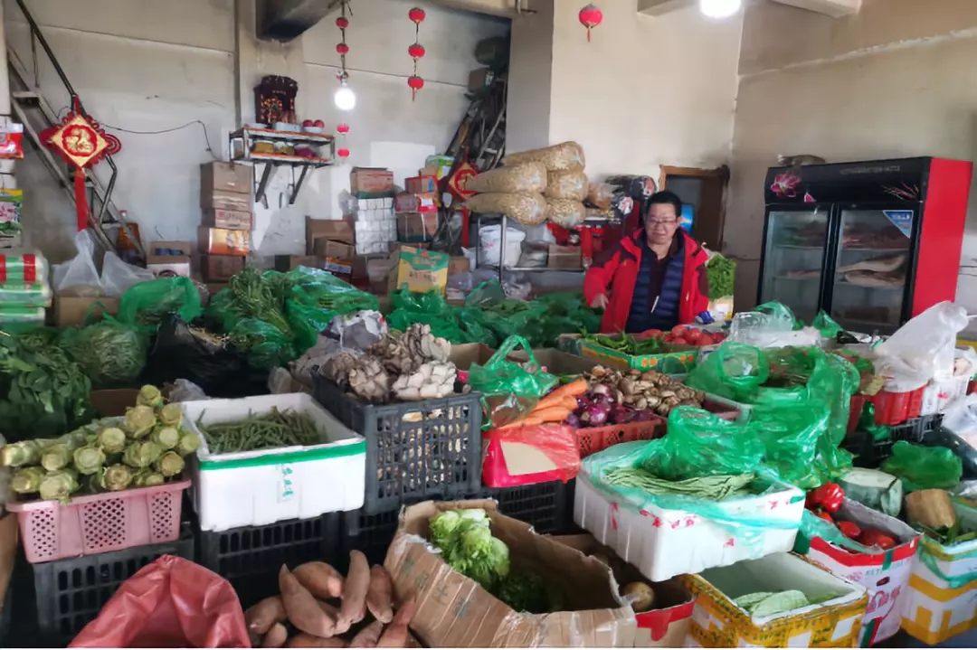 新农创工作组深入到尼木县菜市场，了解农产品的种类与市场价格