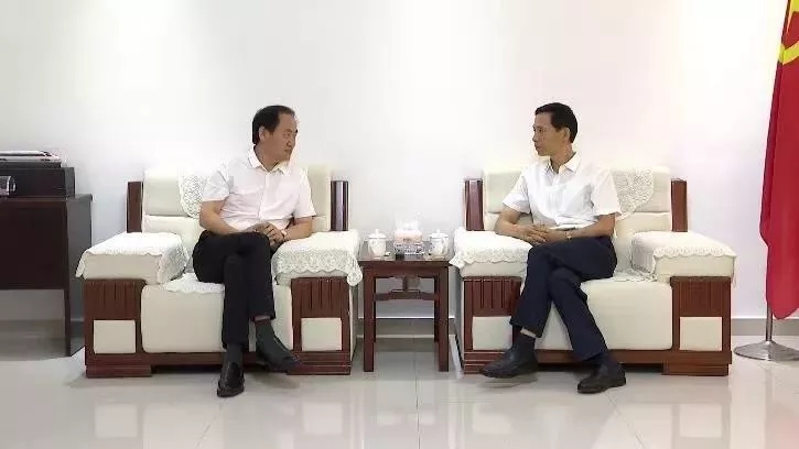 崔树强董事长与张伦书记亲切会谈